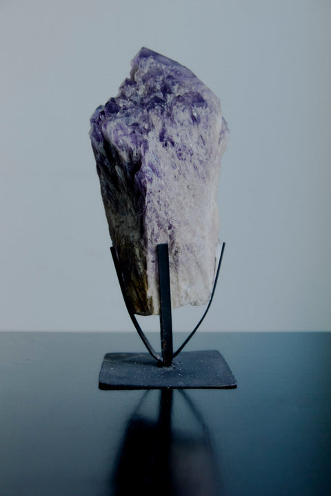 Amethyst Rohstein auf Metallständer hochwertig