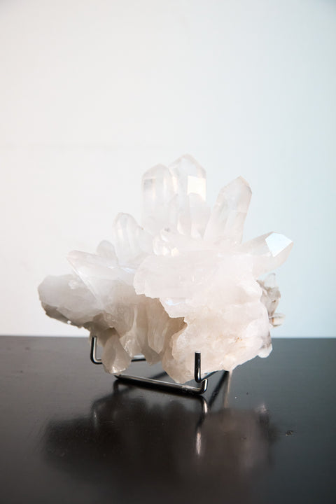 Ein klarer, strahlender Bergkristall mit natürlichen Spitzen – perfekt als dekoratives Element.