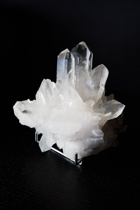Ein eleganter Bergkristall mit beeindruckend klarer Struktur und glänzenden Spitzen.